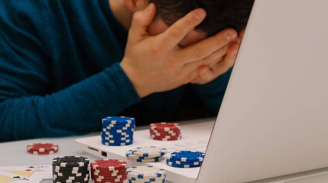 Gioco e dipendenza, la ricerca: sessioni notturne aumentano del 36% il rischio di condotte problematiche